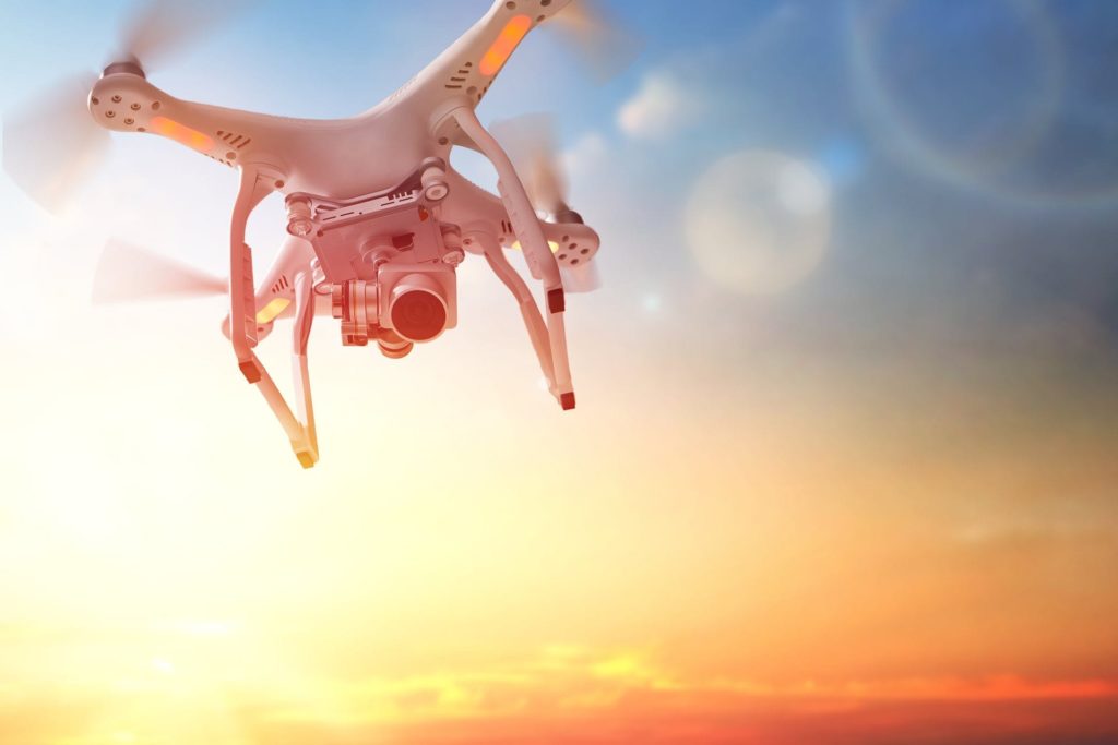 Drone sur un ciel bleu et ensoleillé, ABAC Détective Paris